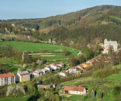 Výhled na krajinu a v dálce hostýnské vrchy