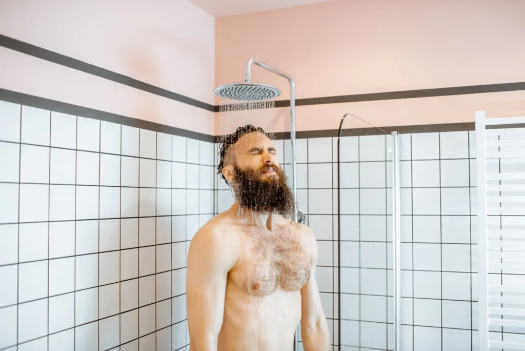 Shutterstock_1416839447 - SportDeník Vousatý muž pod tekoucí sprchou