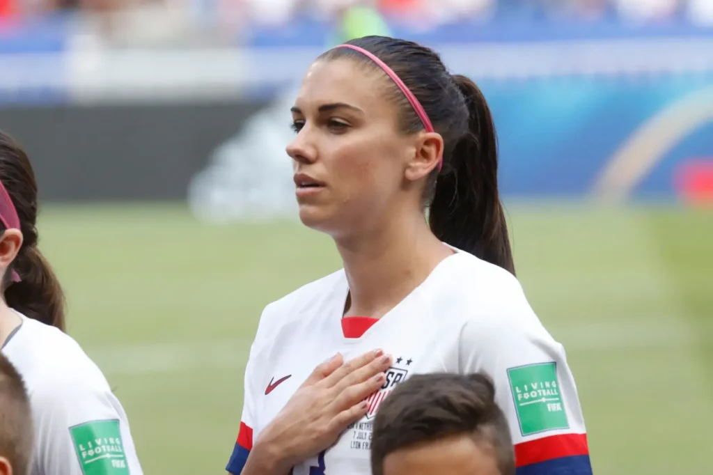 fotbalistka s rukou na srdci