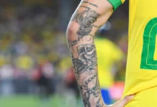 Detail ruky fotbalisty s tetováním.