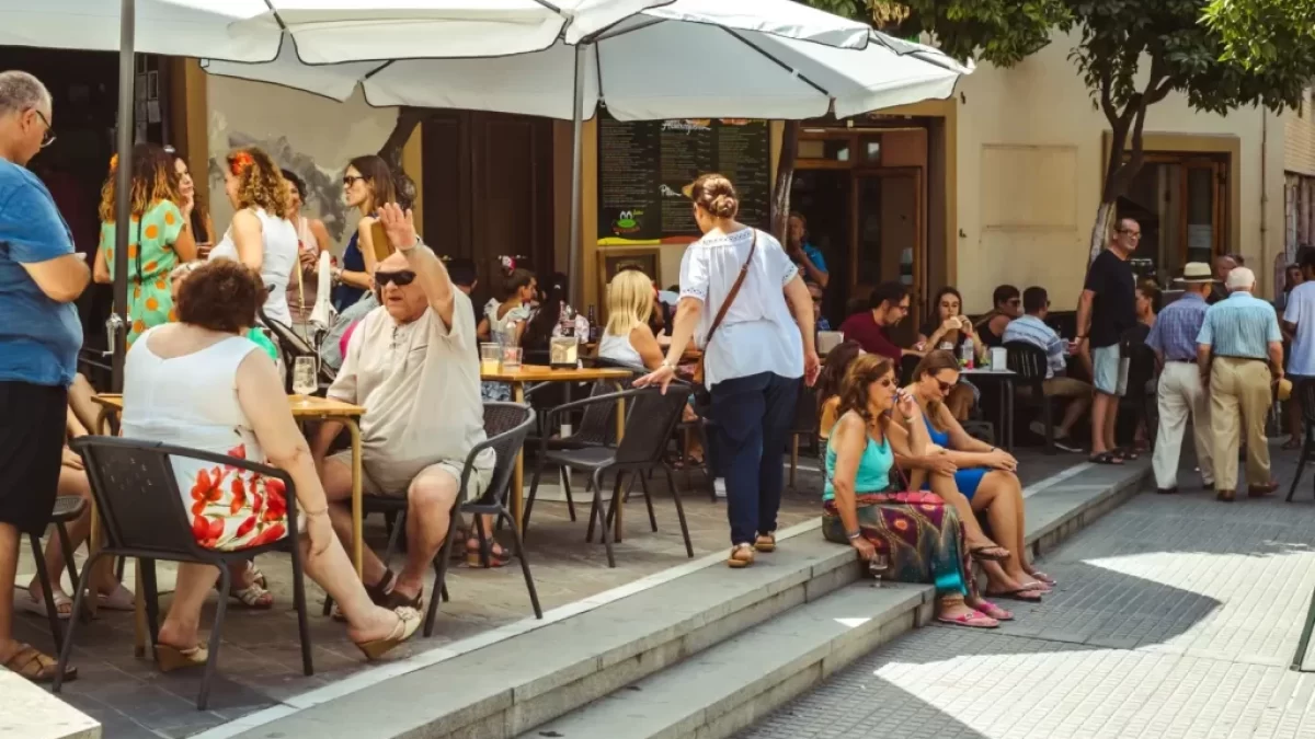 lidé na zahrádce v restauraci