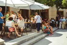 lidé na zahrádce v restauraci