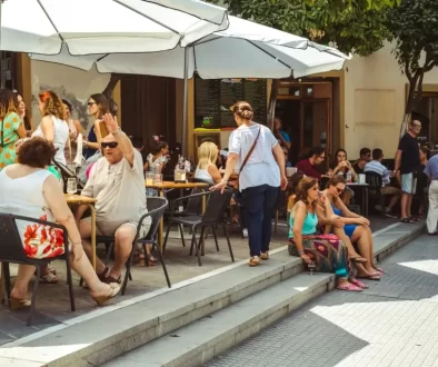lidé na zahrádce v restauraci