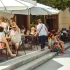 lidé na zahrádce v restauraci