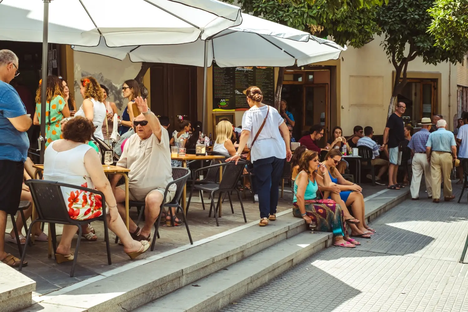 lidé na zahrádce v restauraci
