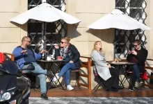 lidé na pražské zahrádce