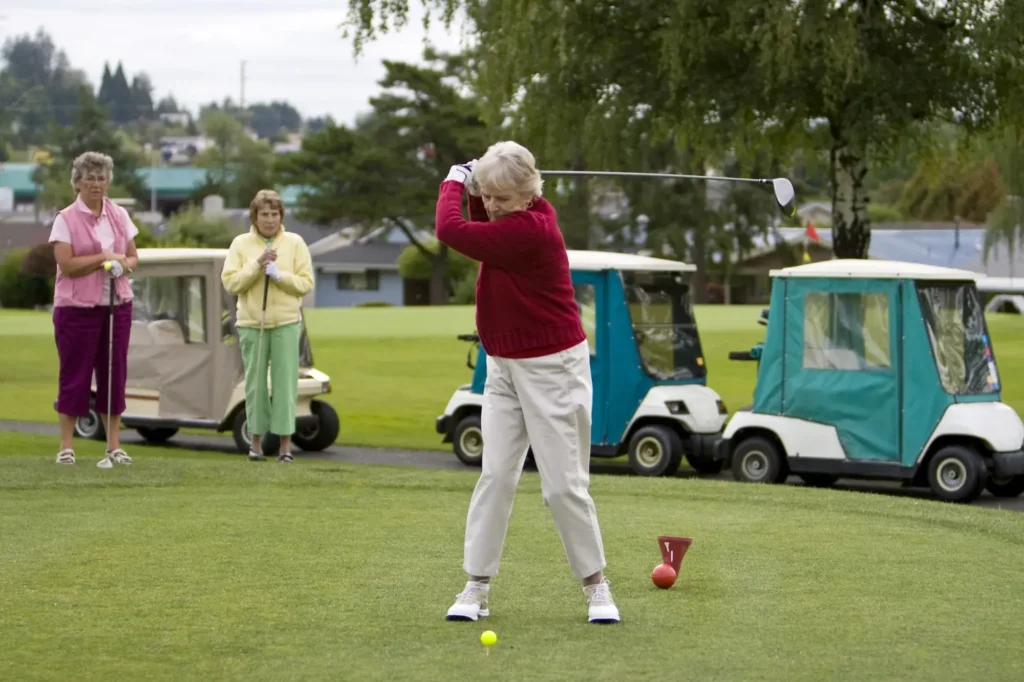 Shutterstock_16399144 - SportDeník Důchodkyně hrají golf