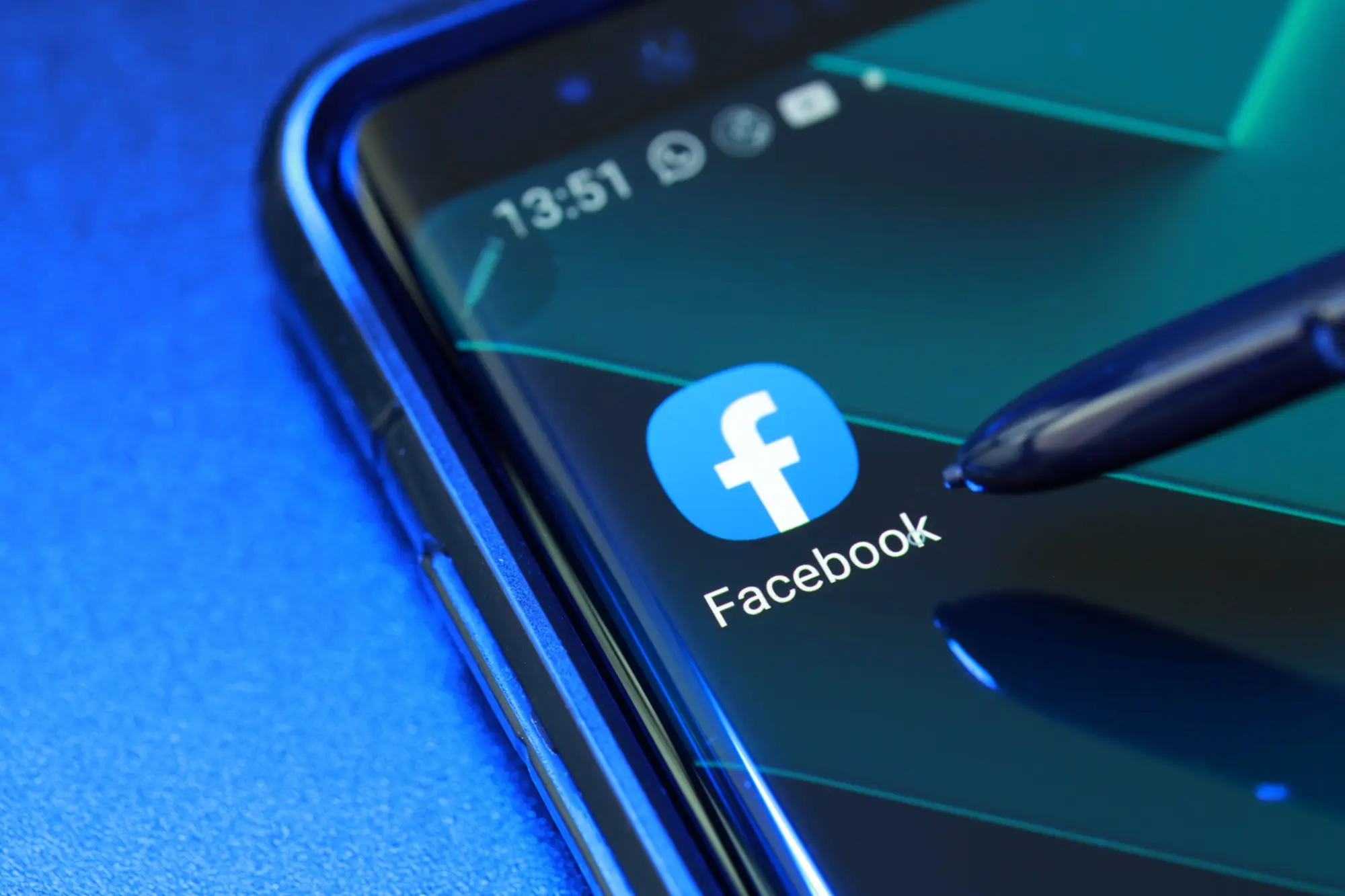 Shutterstock_1683486193 - SportDeník Ikona FB na mobilu