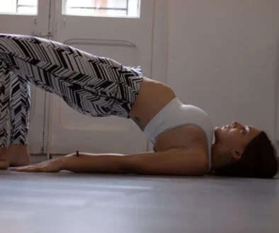 Žena cvičící doma glute bridge