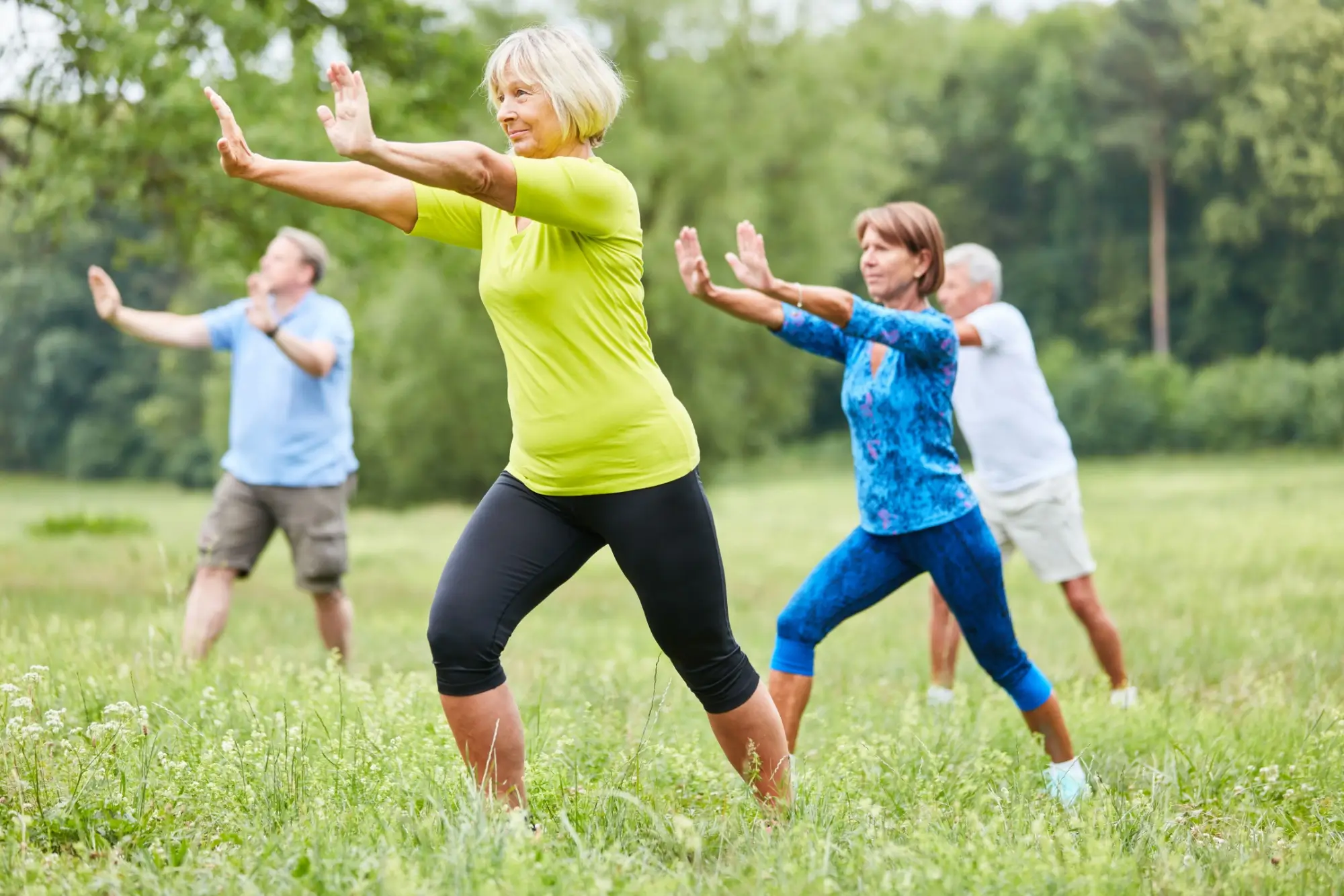 Shutterstock_1721749735 - SportDeník Evropané cvičící tai chi