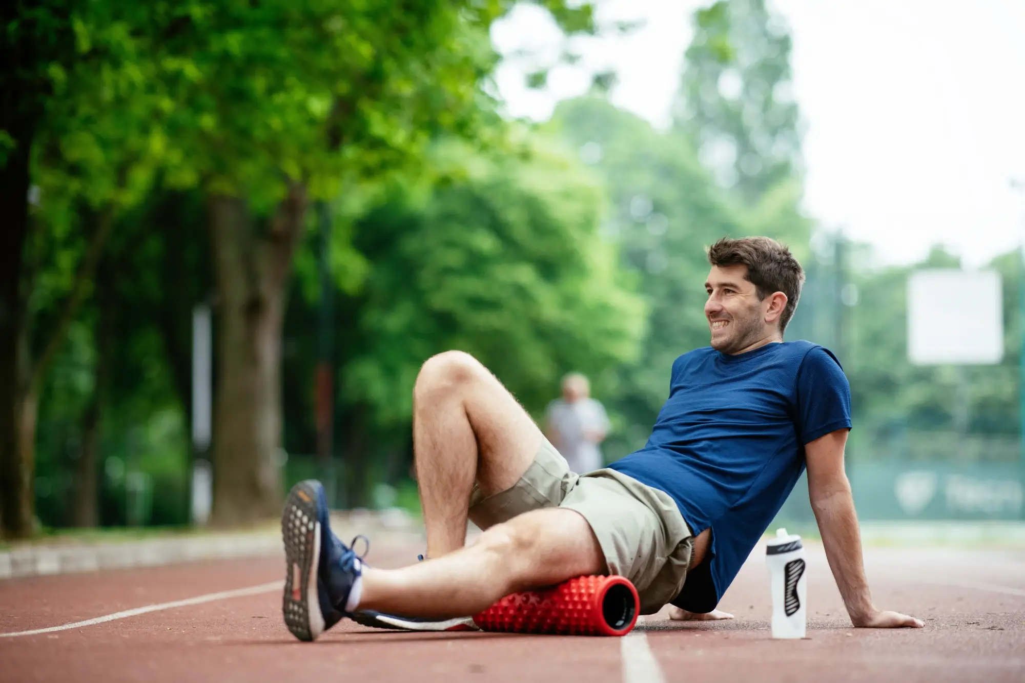 Shutterstock_1757236526 - SportDeník Atlet cvičí s válcem