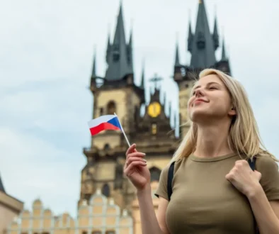 Mladá žena s malou českou vlaječkou v ruce