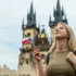 Mladá žena s malou českou vlaječkou v ruce