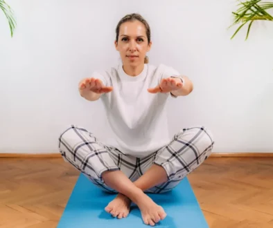 Žena provádějící Test sedu a vstávání