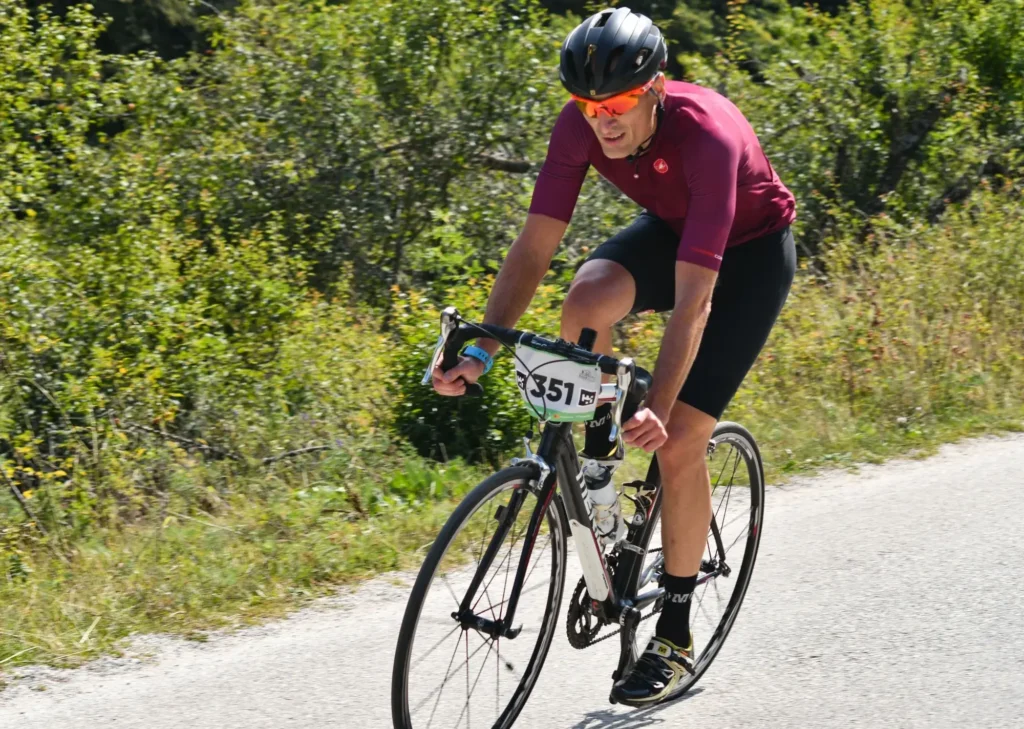 Shutterstock_1909820575 - SportDeník Cyklista při závodě