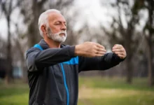 Starší muž cvičí tai chi