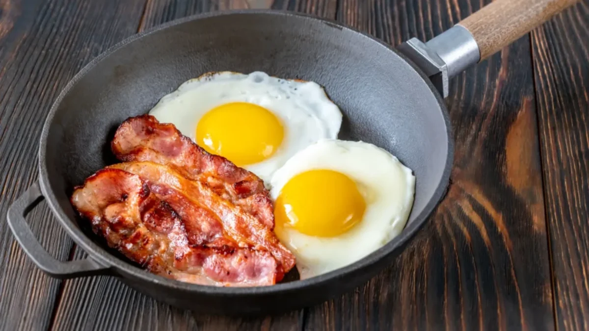 Slanina a volská oka na pánvi