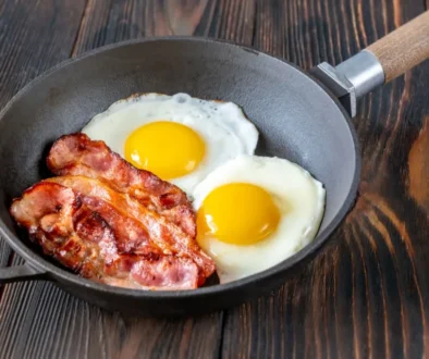 Slanina a volská oka na pánvi