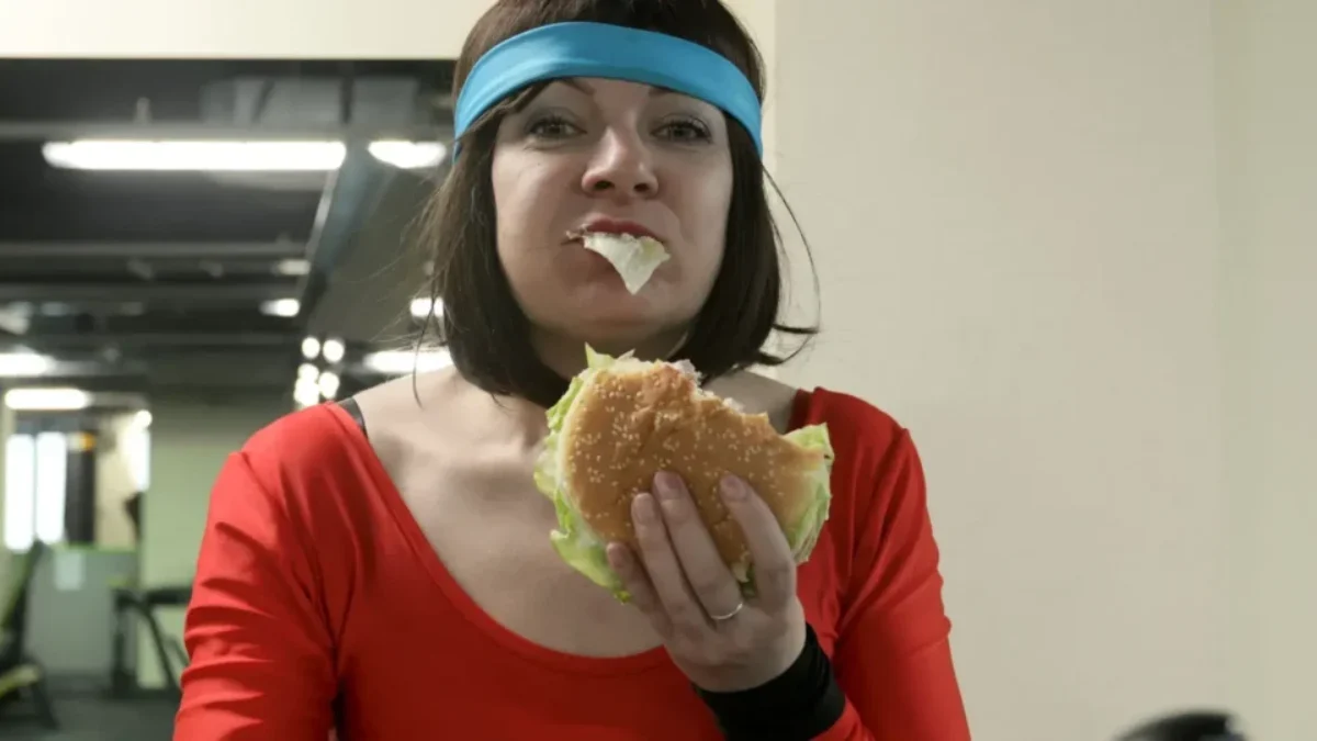 Žena jí burger