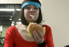 Žena jí burger