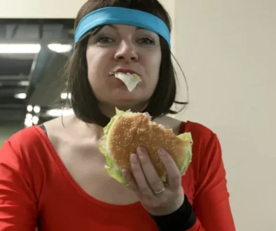 Žena jí burger