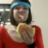 Žena jí burger