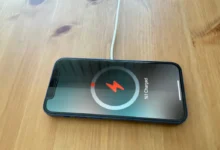 Vybitý iPhone v nabíječce na stole