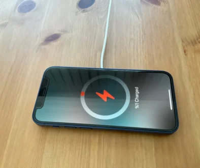 Vybitý iPhone v nabíječce na stole