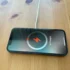Vybitý iPhone v nabíječce na stole