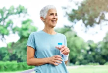 Žena středního věku ve sportovním oblečení.