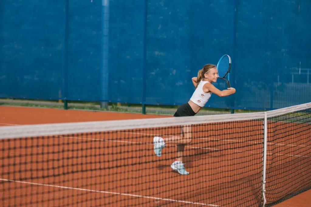 Dívka hraje tenis