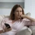 Přemýšlející žena s mobilem