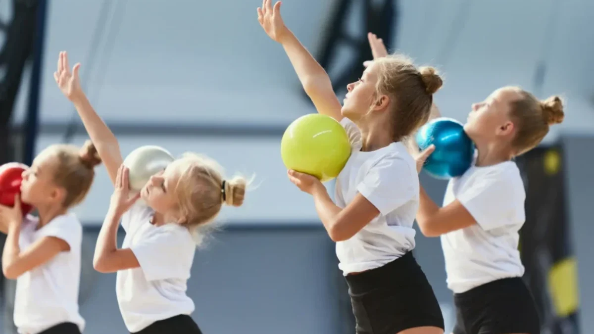 Skupina dívek při moderním gymnastickém cvičení.