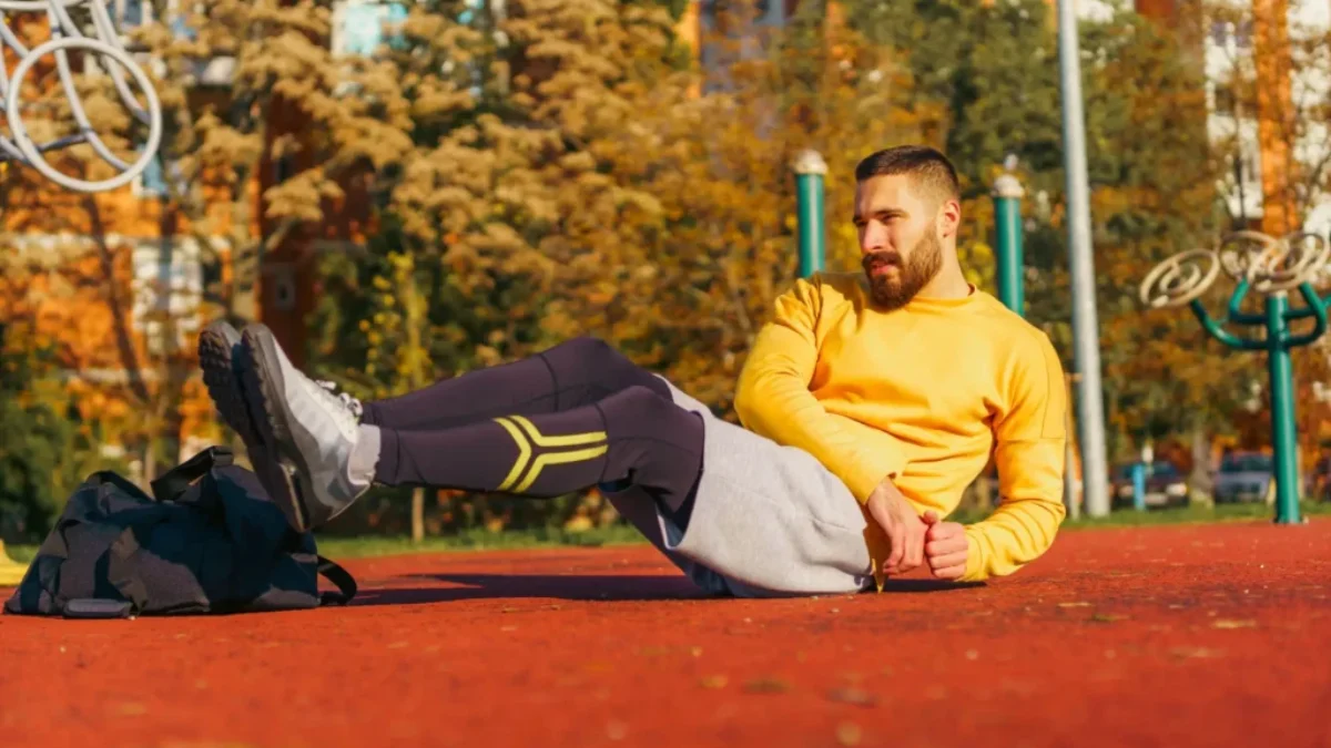 Muž provádějící russian twist