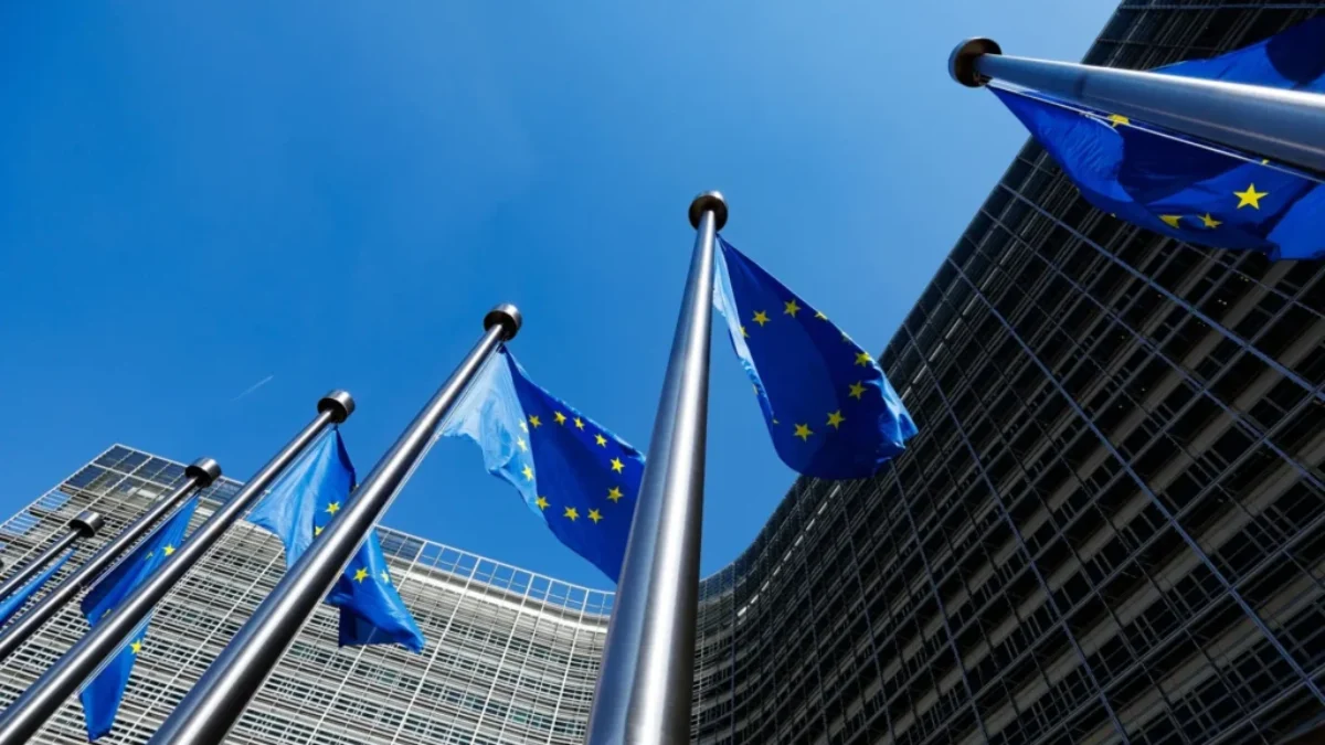 Vlajky Evropské unie před budovou Evropské komise v Bruselu.