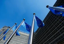 Vlajky Evropské unie před budovou Evropské komise v Bruselu.