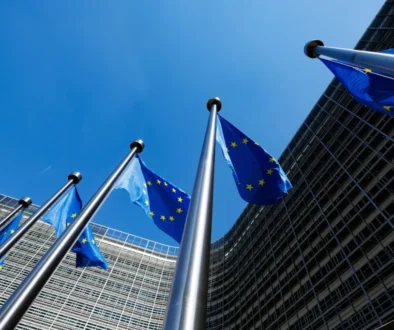 Vlajky Evropské unie před budovou Evropské komise v Bruselu.