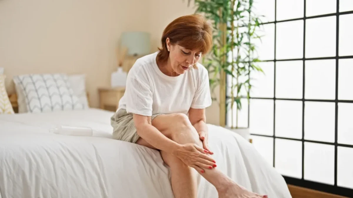 Pravidelná ranní péče o nohy může být účinnou prevencí křečových žil i ve vyšším věku.
