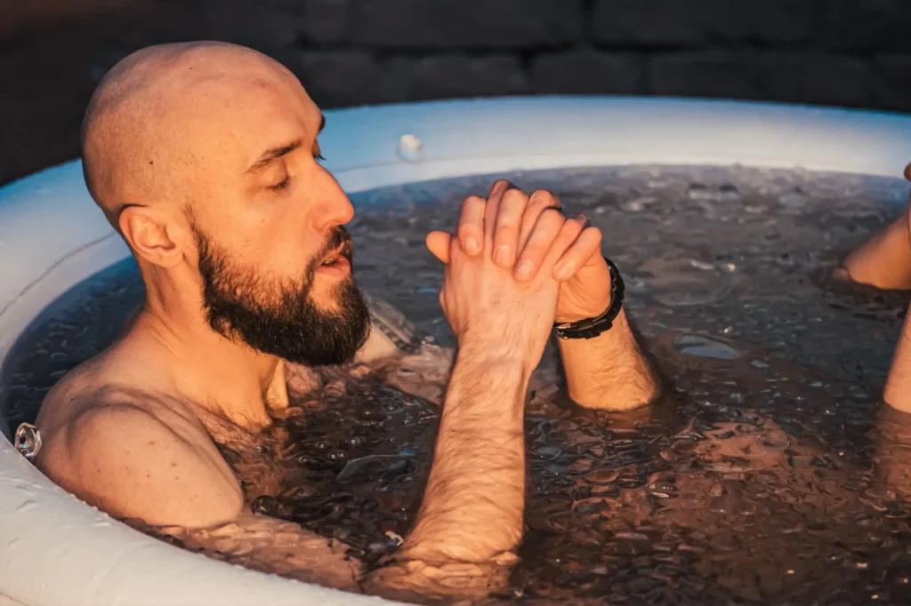- SportDeník Muž sedící v ledové lázni.