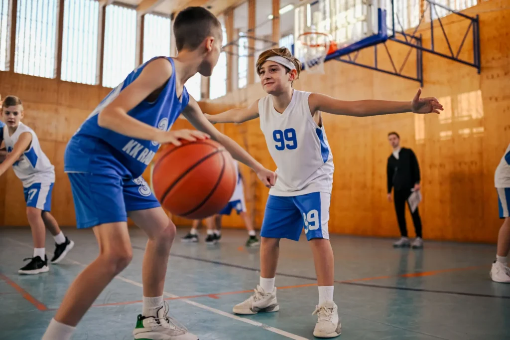 Kluci hrající basketbal