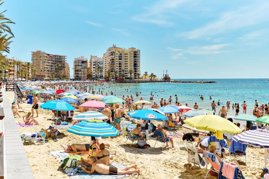 Shutterstock_2484567545 1 - SportDeník Turisté si stěžují i na přeplněné pláže.