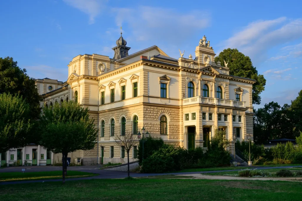 Historická budova sokolovny v Plzni.