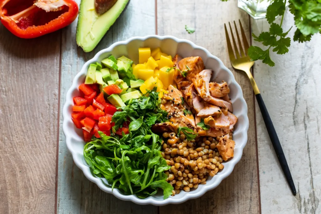 Shutterstock_2547934903 - SportDeník Podobný čočkový salát má v sobě spoustu proteinu.