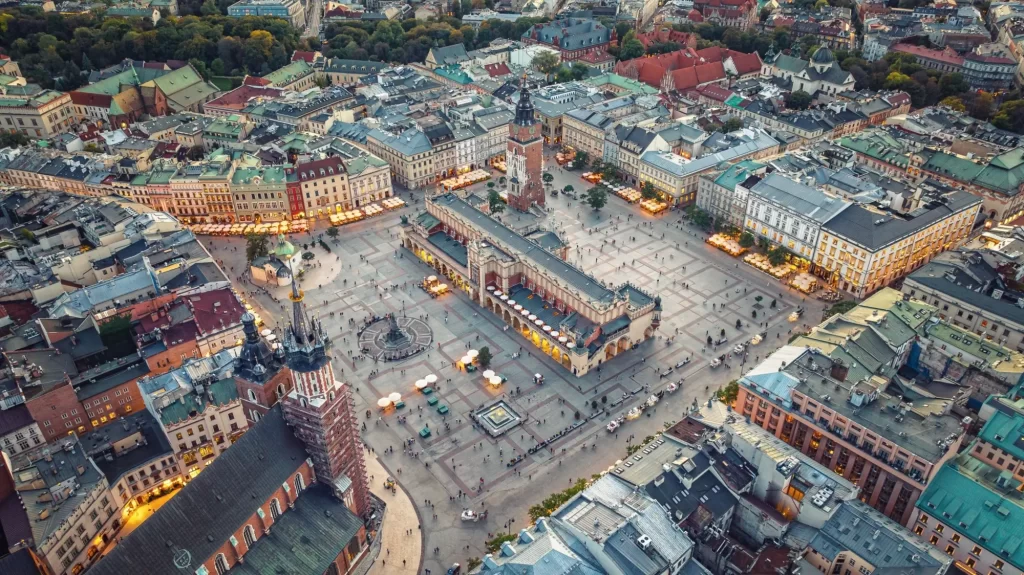 Letecký pohled na krakovské hlavní náměstí Rynek Główny.