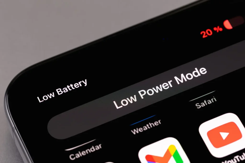 Horní část displeje téměř vybitého iPhonu
