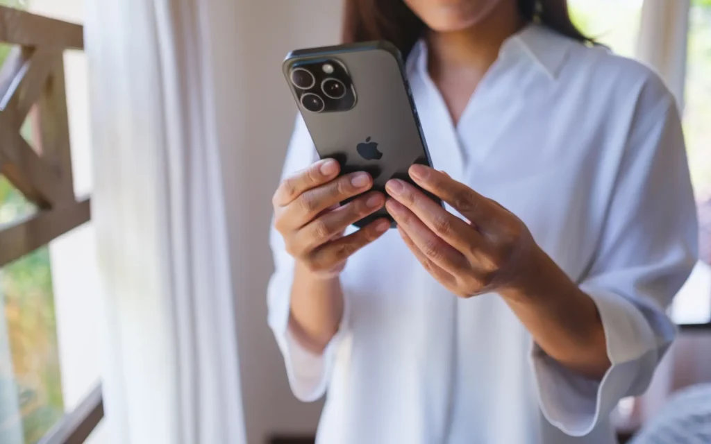 žena drží telefon