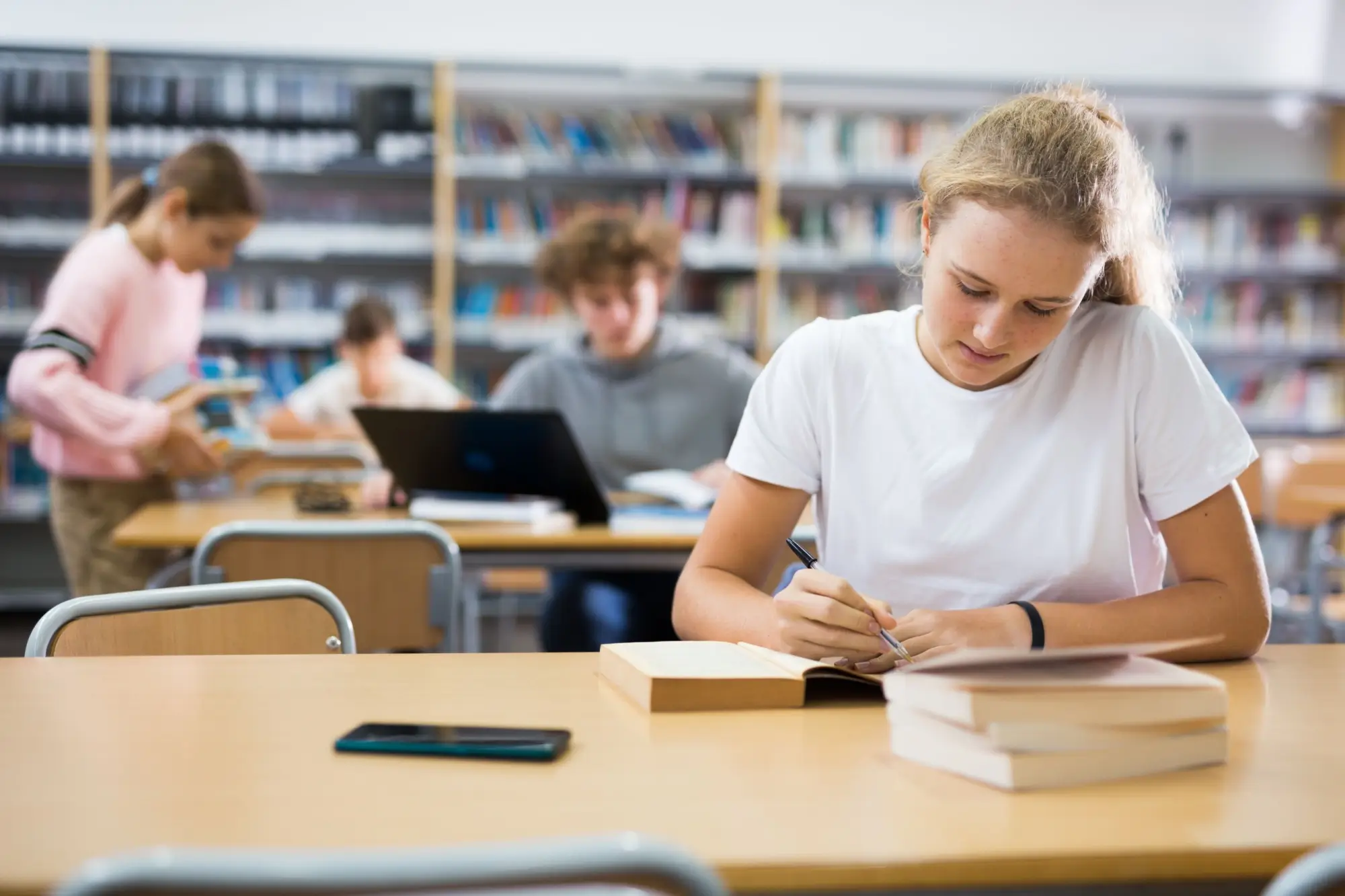 Studentka v knihovně
