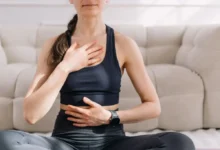 Žena se soustředí na hluboké břišní dýchání v klidné poloze.