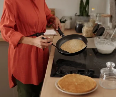 Žena u plotny smažící palačinky