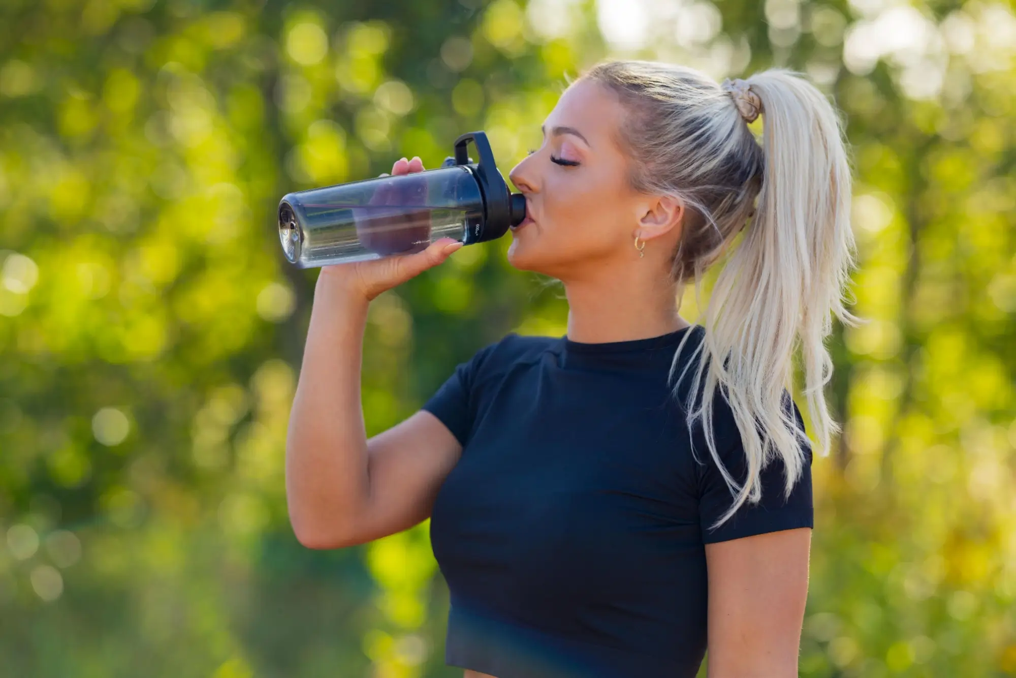 Shutterstock_2664702973 - SportDeník Žena pije po tréninku